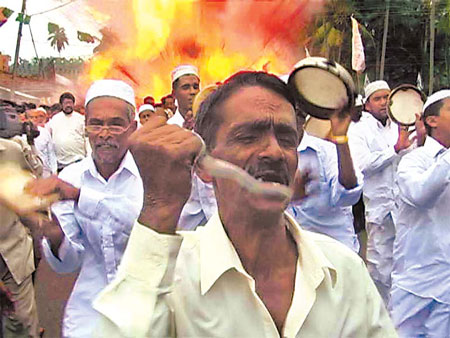 Bombing kills 14, wounds minister