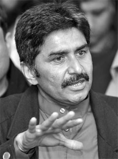 Howzzat! Miandad teaches local kids a trick or two