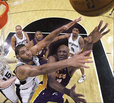 Lakers beat Spurs, book playoff berth