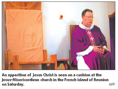 'Christ face' on church cushion draws devotees