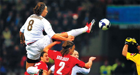 Ibrahimovic double keeps Inter 7pts clear