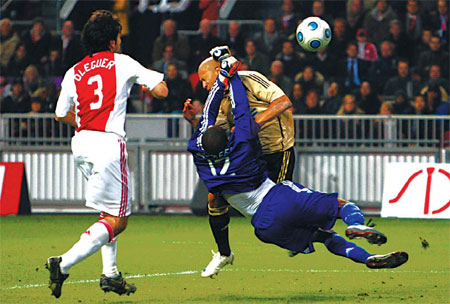 Marseille and Bremen reach UEFA Cup quarters