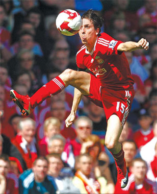 Man U boss steps up war of words with Rafael