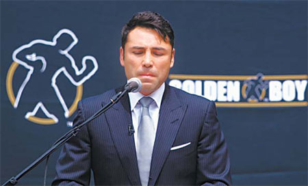 Emotional De La Hoya announces retirement