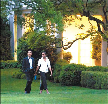 First date: Obamas walk hand-in-hand