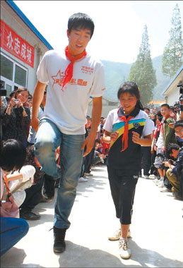 Liu inspires kids to clear life's hurdles