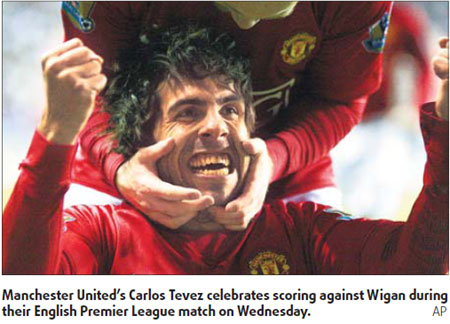 Fergie refuses to relax as United close in on title
