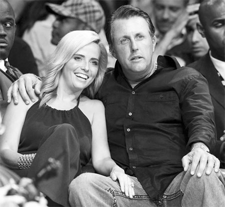 Mickelson halts play, wife has cancer
