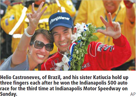 Castroneves scores Indy 500 hat-trick