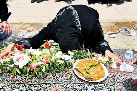 Iranians hold rally to mourn dead