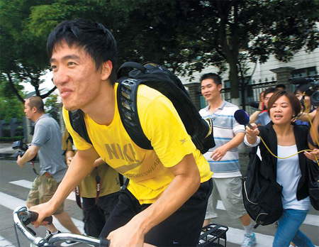 Star hurdler shows old skills in open session