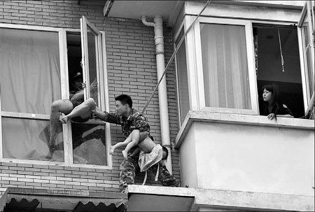 Crowd beats man after rescue of infant
