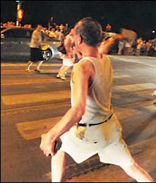 Headlines and headlights: Neighbors hail Lanzhou senior citizen's brick protest but opinions divided online