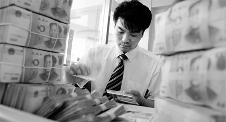 Investors cold shoulder bonds as yields dip