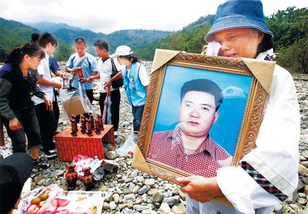 Military starts grim typhoon work
