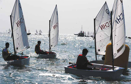 Young Chinese take to the waves