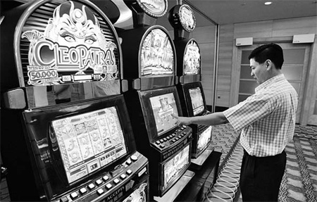 Harrah's loses out as fewer gamble