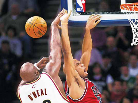 Rose guides Bulls to tight win over Cavs