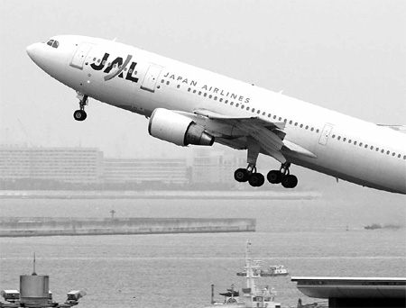 Delta lures Japan Airlines with $1b package