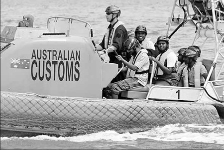 Sri Lankan asylum-seekers disembark in Indonesia