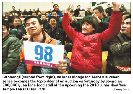 Auction hits high for temple fair in Ditan Park
