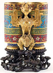 'Worthless' Chinese heirloom sets auction record in UK