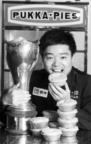 Chinese champion donates pies to homeless
