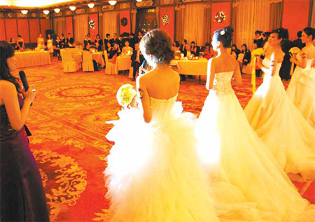 Billionaires' banquet baits beauties
