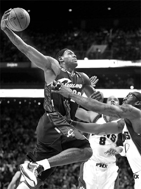 James, Cavs hand Suns first home loss