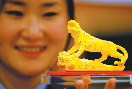 Glittering gold scales new peak
