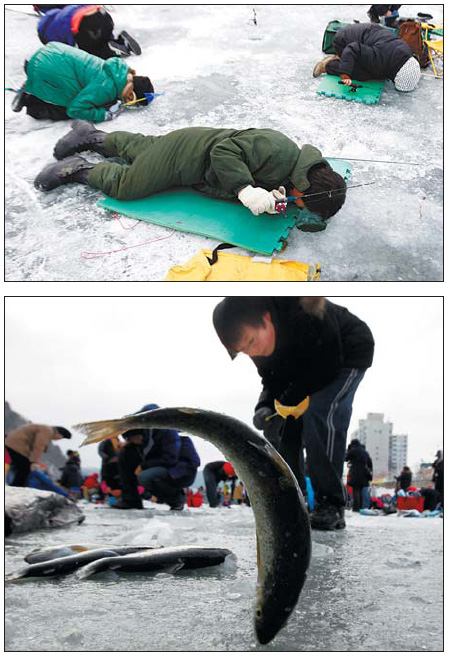 Huge crowds in Korea say ice is nice for catching fish