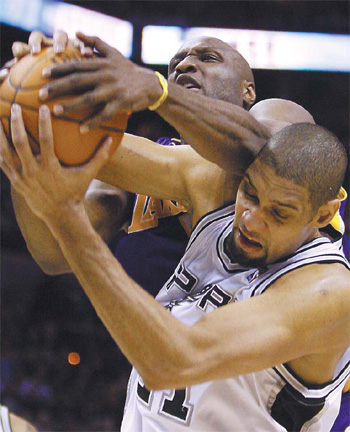 Duncan leads Spurs over LA
