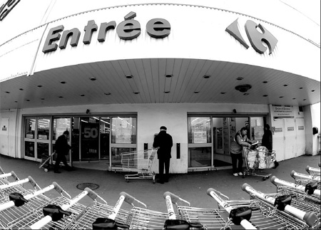 Carrefour meets full-year profit target