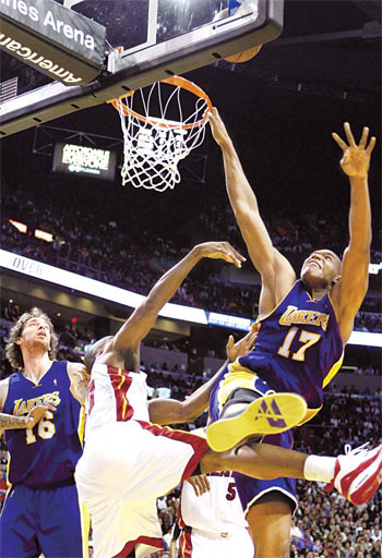 Wade gets 27, Heat hold off Lakers