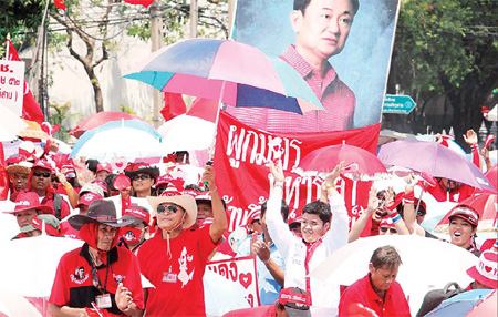 Thaksin backers swarm Bangkok