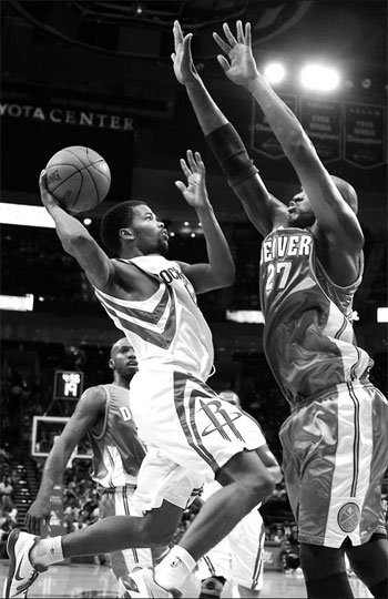 Brooks, Scola rally Rockets past Nuggets