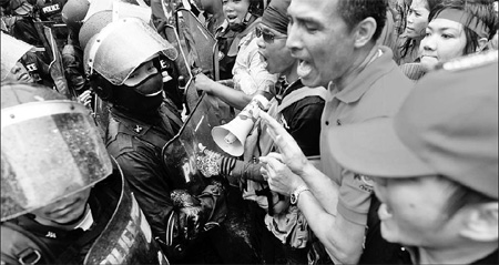 Thai protests fizzle; political row deepens