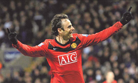 Berbatov at double as 4-star Man United regain the lead