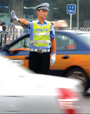 Netizen's favorite traffic cop sees duty of directions