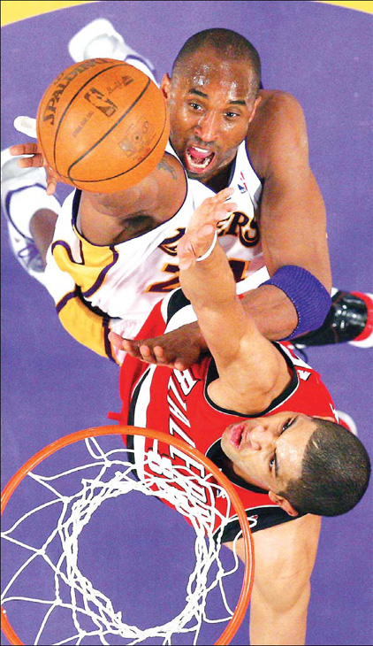 Blazers hold off Lakers, improve playoff position