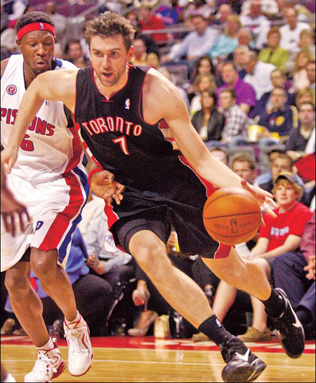 Raptors beat Pistons to keep playoff hopes alive