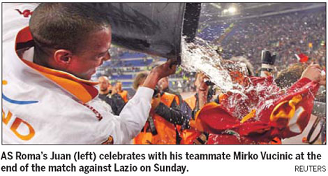 Vucinic double lifts Roma to top