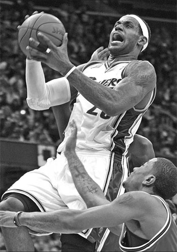 LeBron leads Cavs over Bulls