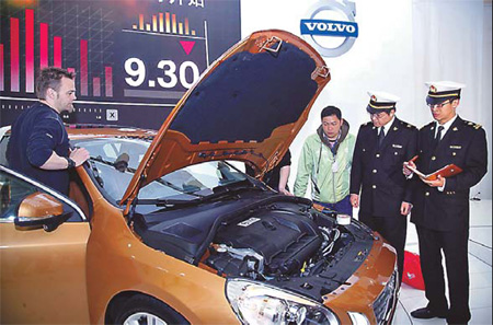 Automakers rev up for show