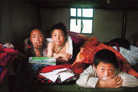 Fresh snow hampers quake relief work