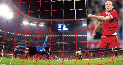 Bayern hold steady with 10-men