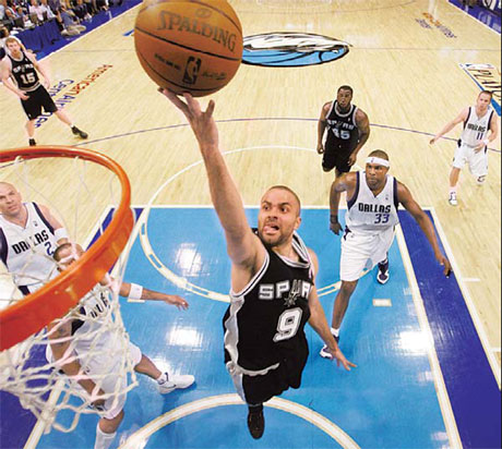 Jefferson hounds Mavericks, helps carry Spurs in Game 2