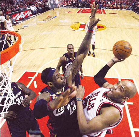 Bulls hang on to beat Cavaliers 108-106