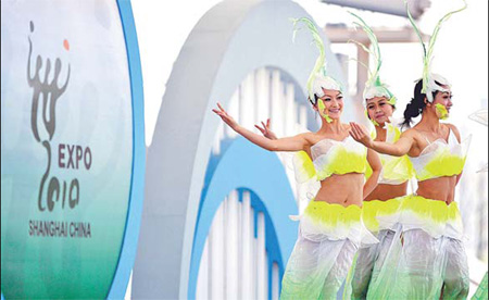 Statue unveiled at Expo