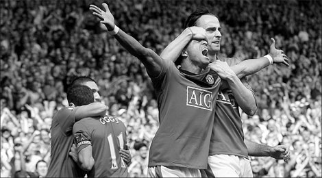 Rooney blow casts shadow over Man United title bid